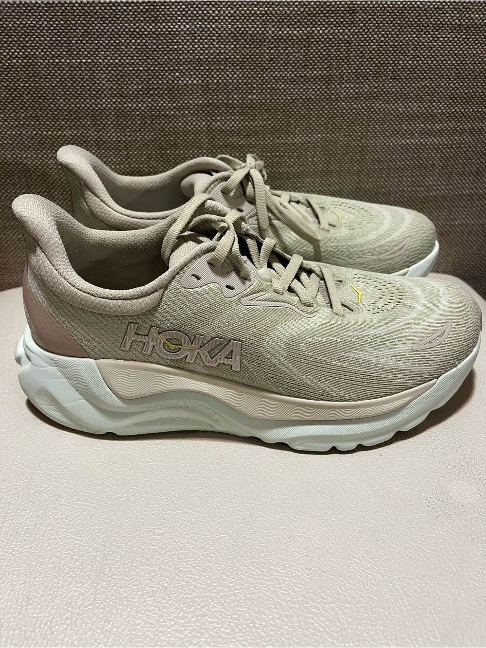 HOKA One One Arahi 8 Running Shoe - Cream with Green Accents Women’s Size 8 - Picture 2 of 8